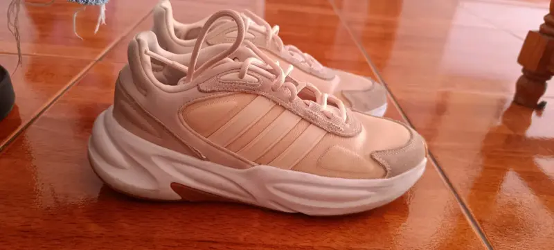 Zapatillas deportivas Adidas beige y blancas