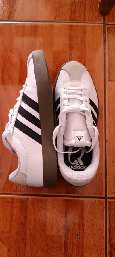 Zapatillas deportivas Adidas beige y blancas - miniatura 3