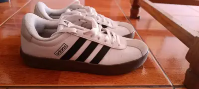 Zapatillas deportivas Adidas beige y blancas - miniatura 4