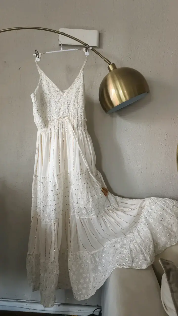 Vestido largo blanco con detalles bordados