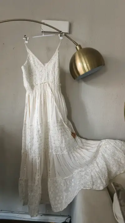 Vestido largo blanco con detalles bordados - miniatura 1