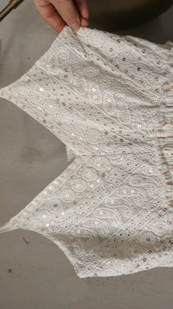 Vestido largo blanco con detalles bordados - 3