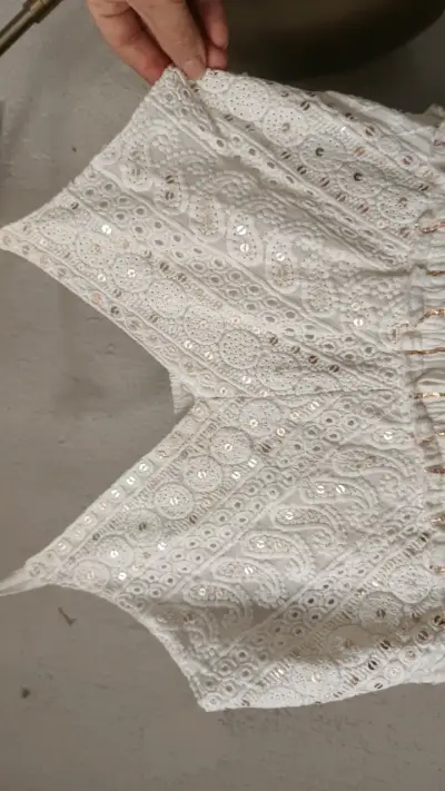 Vestido largo blanco con detalles bordados - miniatura 3