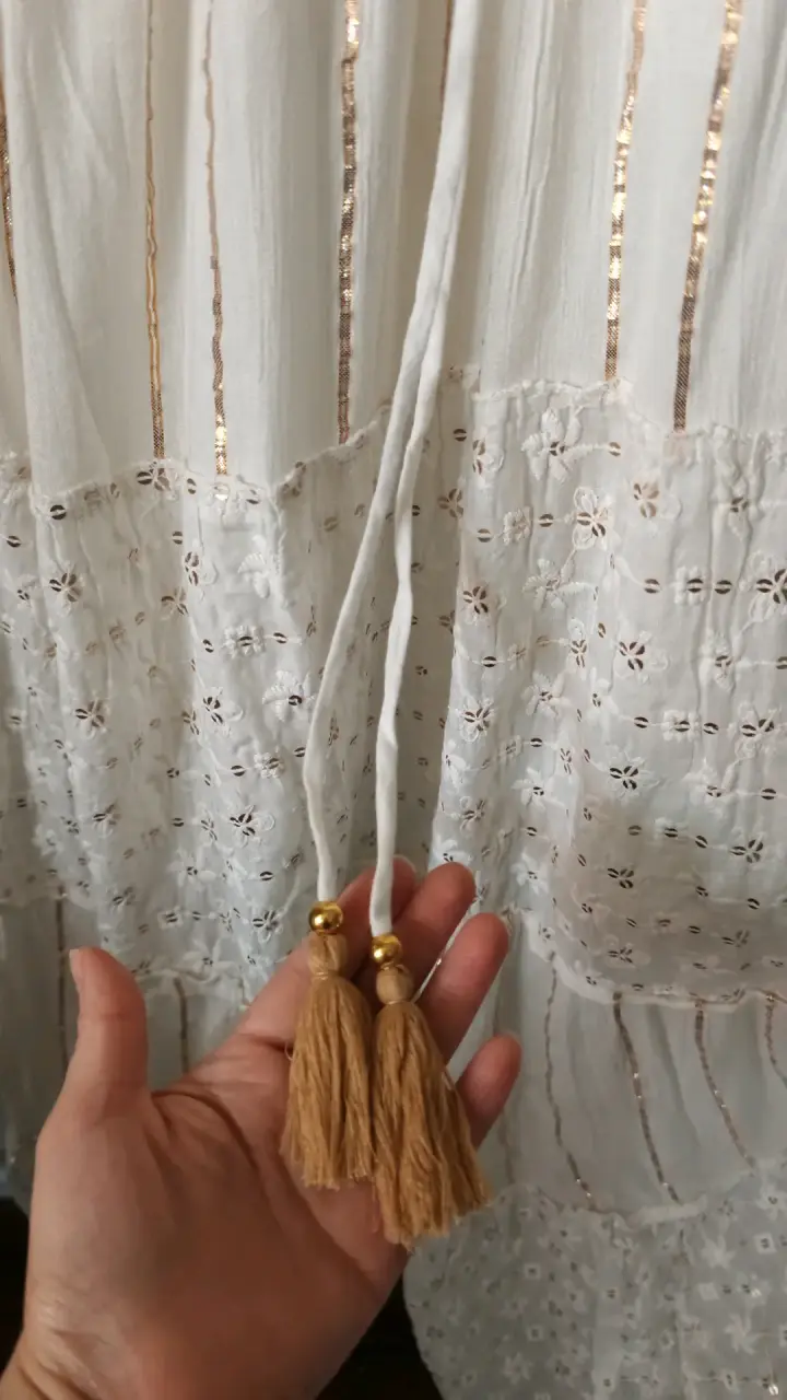 Vestido largo blanco con detalles bordados - 4