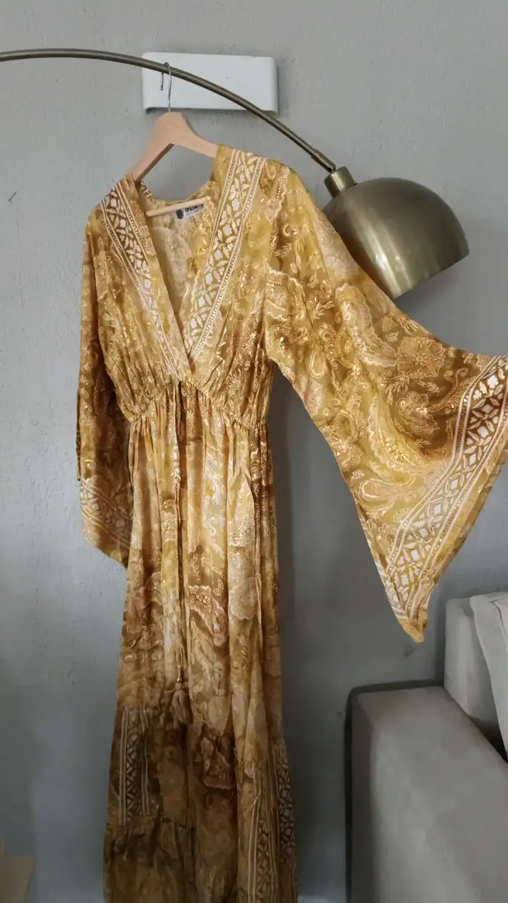 Vestido largo bohemio amarillo con estampado