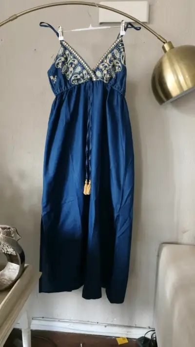 Vestido largo azul con bordado dorado - miniatura 1