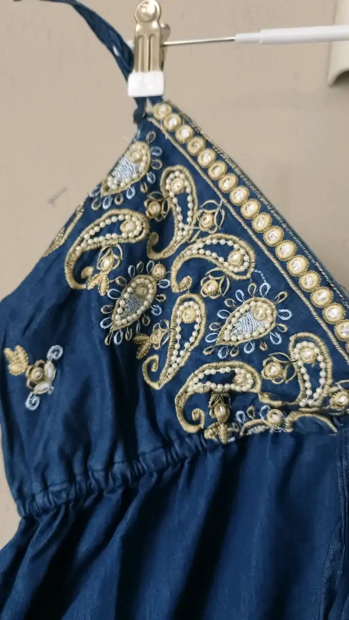 Vestido largo azul con bordado dorado - 2