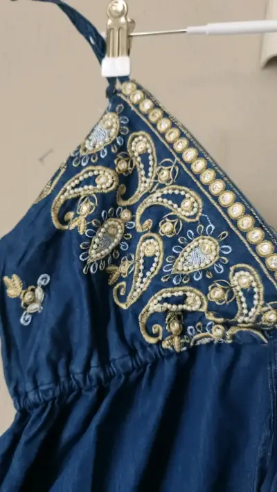 Vestido largo azul con bordado dorado - miniatura 2