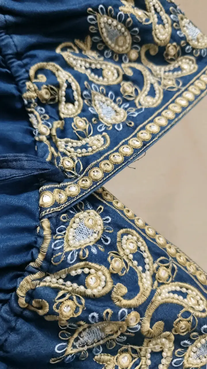 Vestido largo azul con bordado dorado - 3