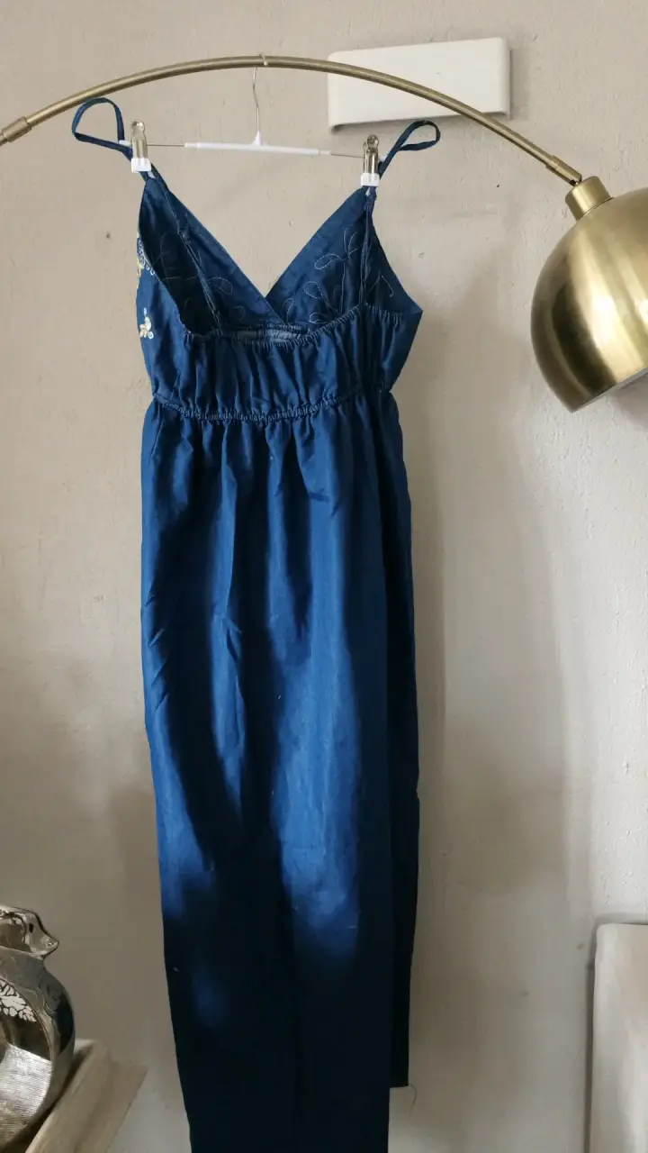 Vestido largo azul con bordado dorado - 5