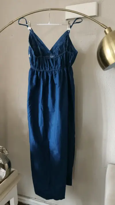 Vestido largo azul con bordado dorado - miniatura 6