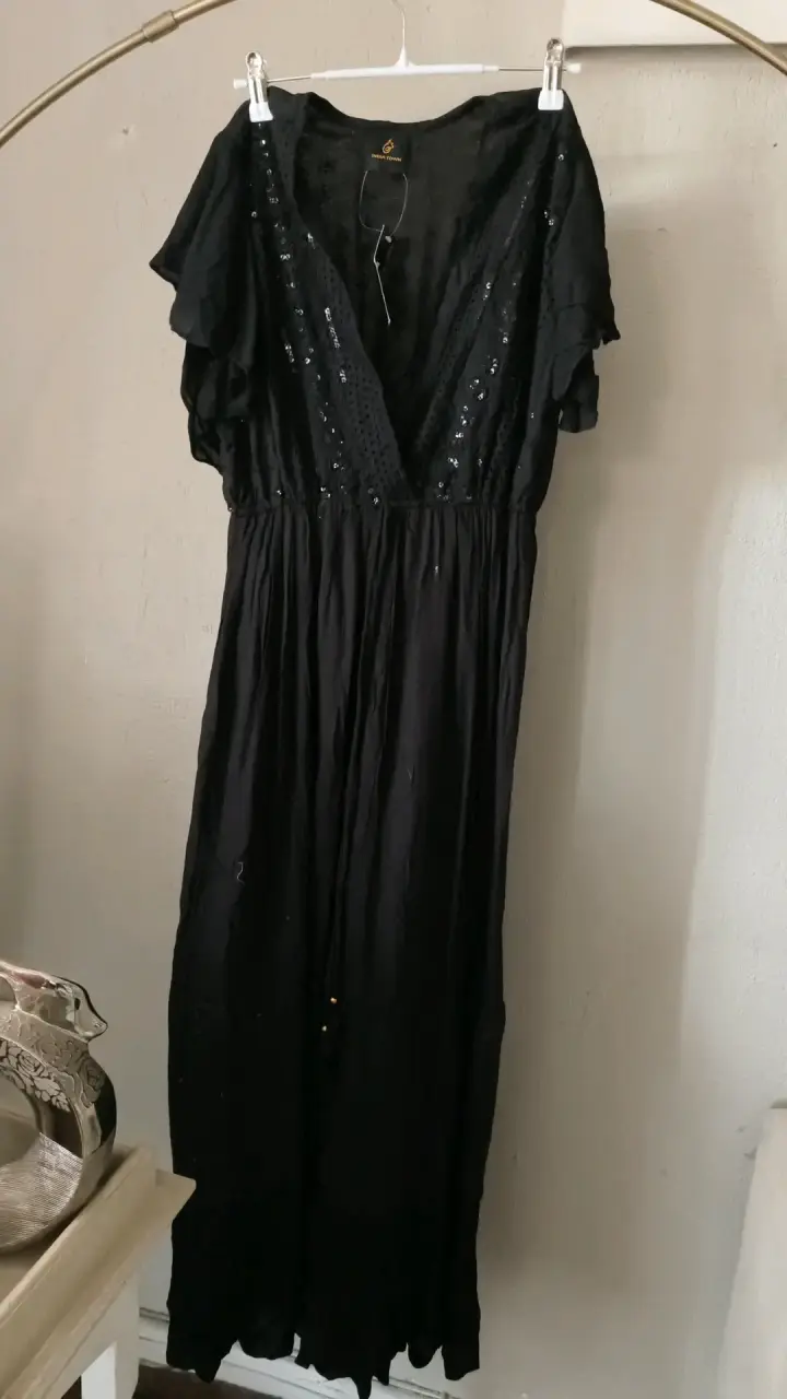 Vestido negro con lentejuelas India Town