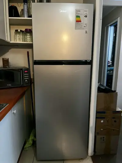 Refrigerador Midea de dos puertas en buen estado - miniatura 1