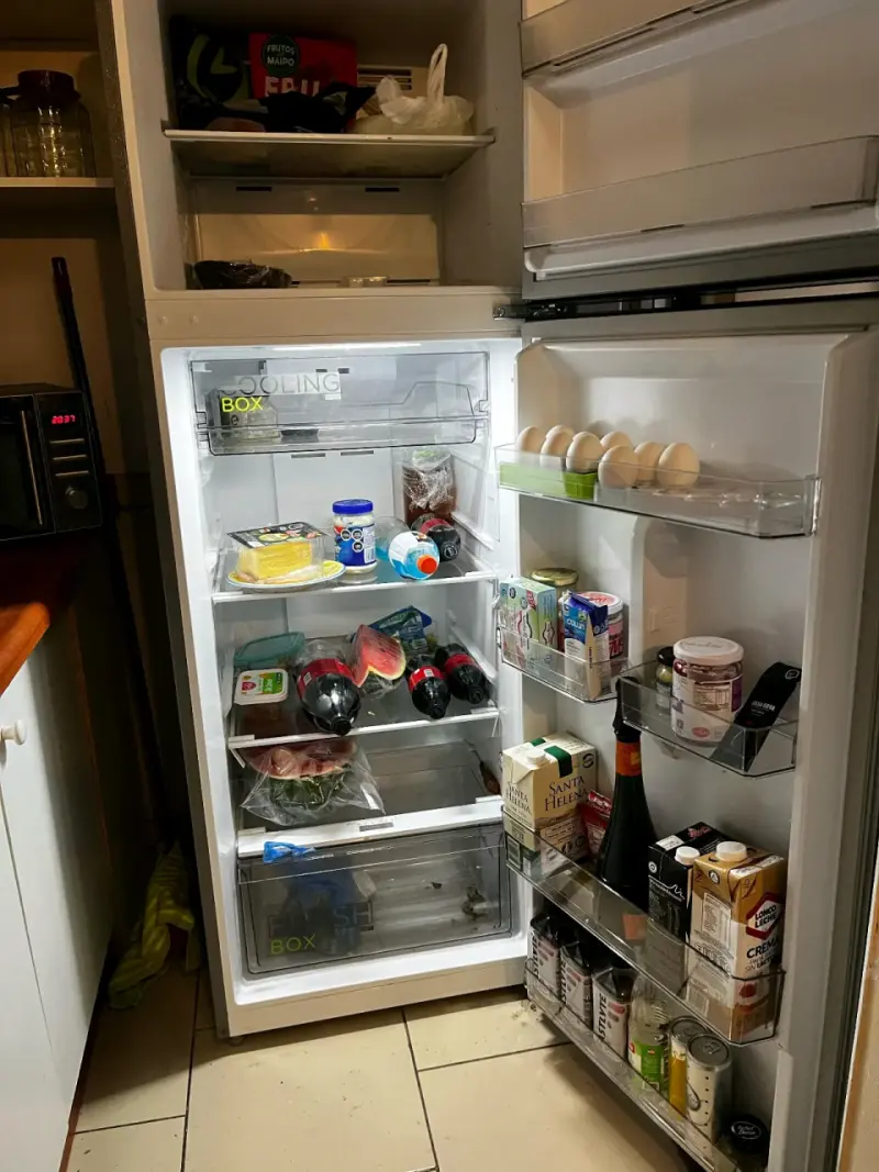 Refrigerador Midea de dos puertas en buen estado - 2