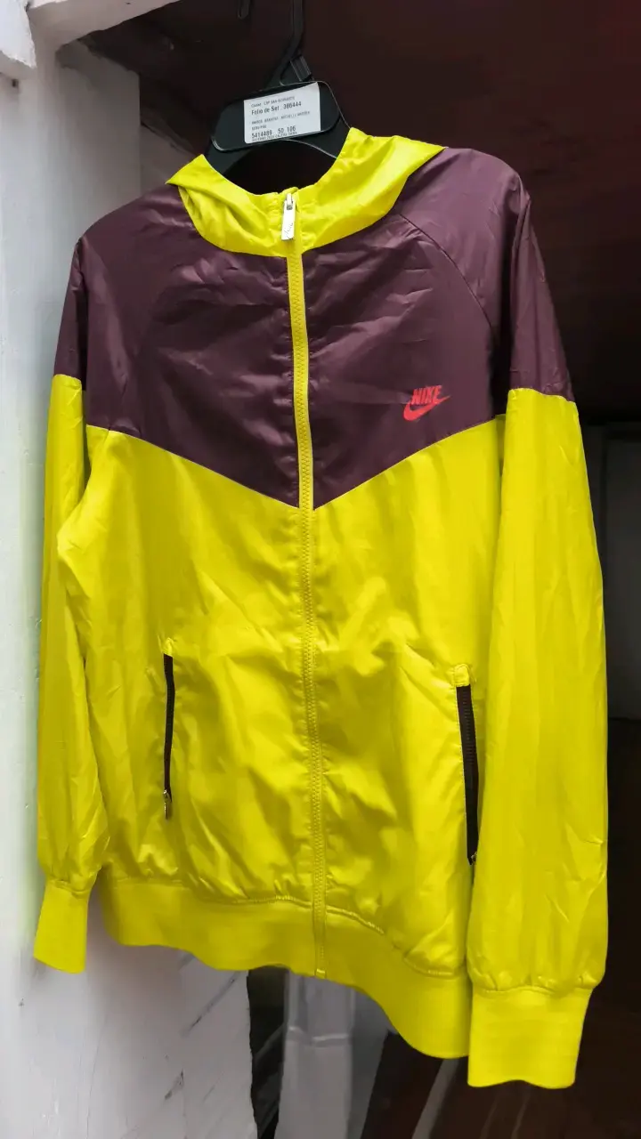 Chaqueta cortaviento Nike amarilla y morada
