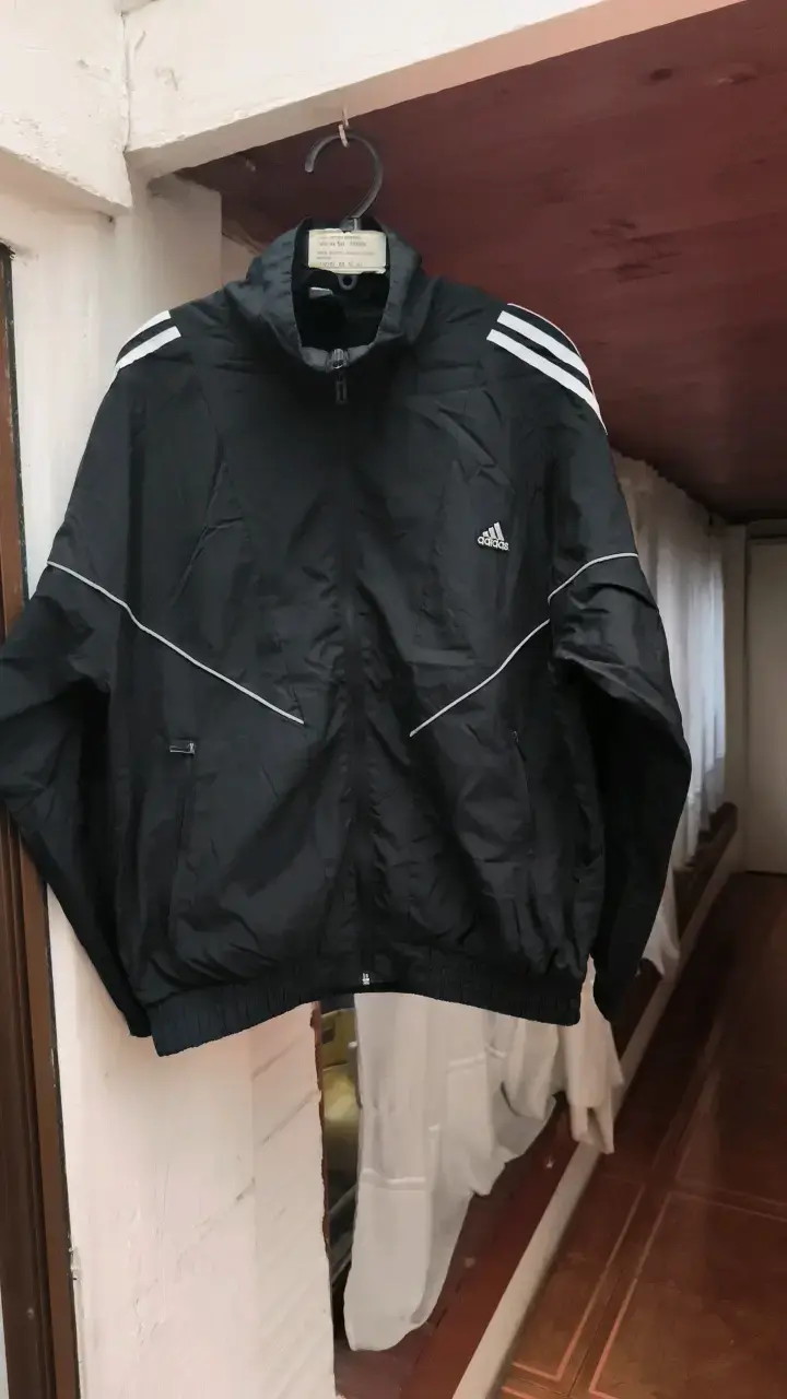 Chaqueta deportiva negra Adidas con rayas