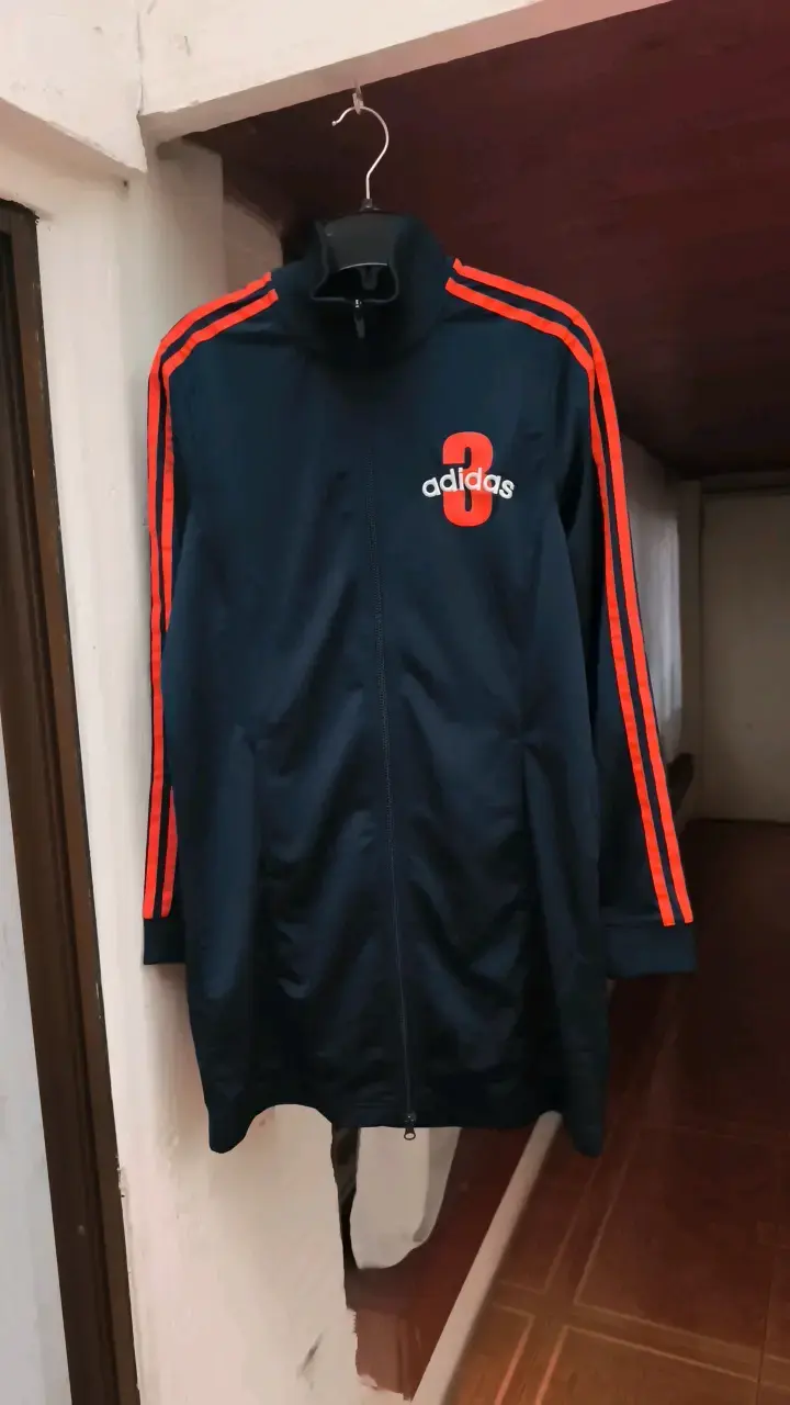 Chaqueta deportiva Adidas azul con franjas rojas