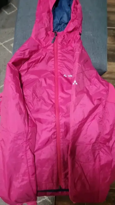 Chaqueta impermeable rosa Vaude con capucha - miniatura 3