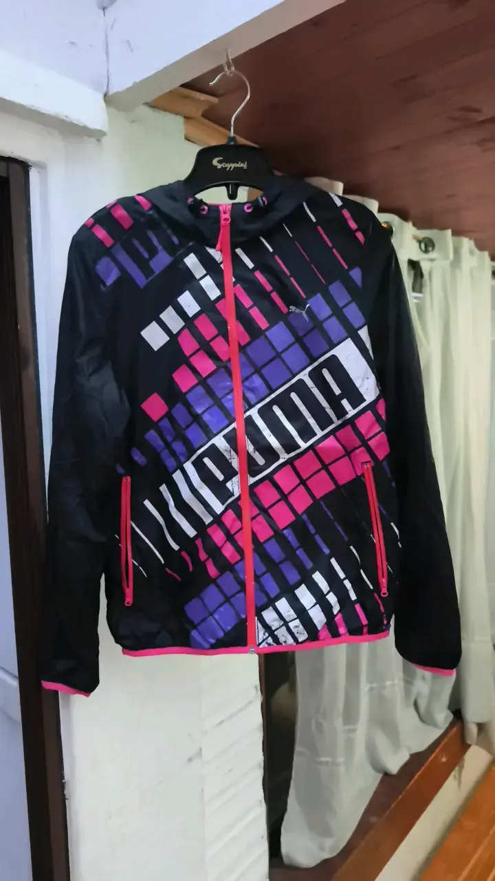 Chaqueta deportiva con diseño geométrico multicolor