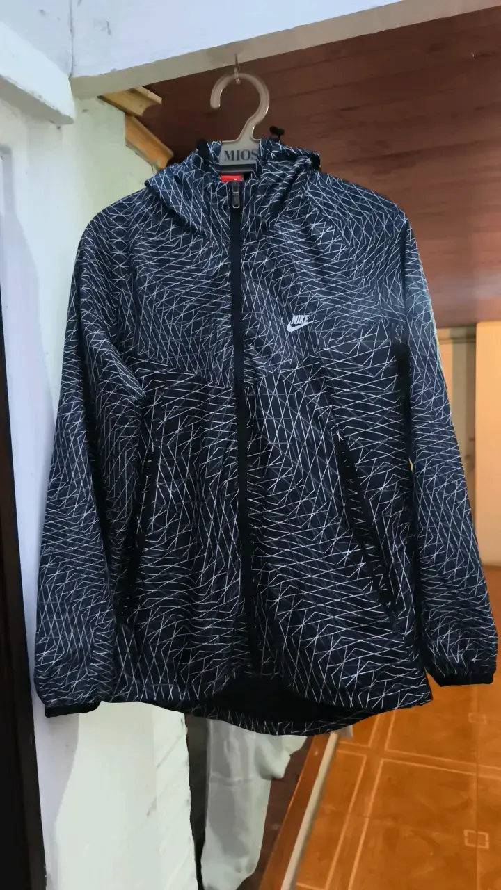 Chaqueta deportiva Nike con diseño geométrico