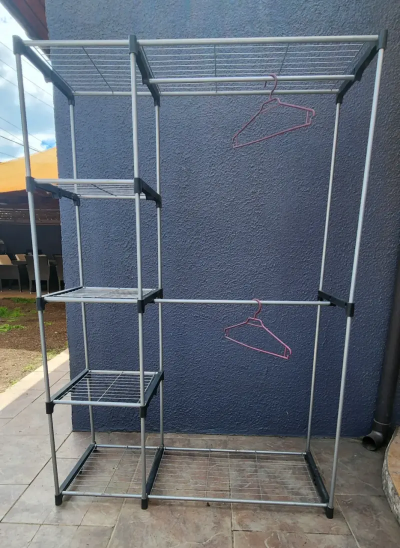 Organizador de ropa metálico con estantes