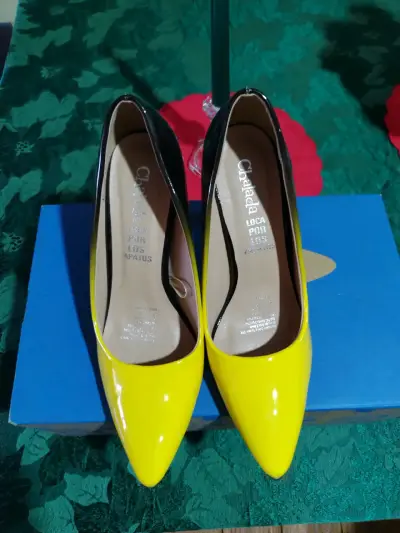 Zapatos de tacón alto amarillos y negros Charada - miniatura 1