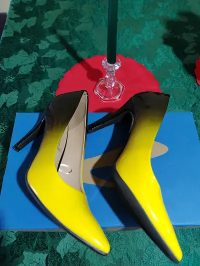 Zapatos de tacón alto amarillos y negros Charada - miniatura 2