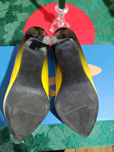 Zapatos de tacón alto amarillos y negros Charada - miniatura 3