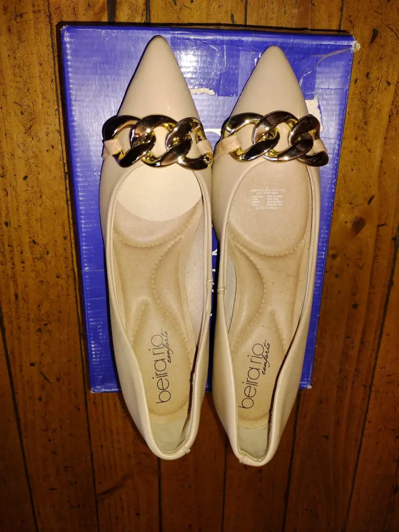 Zapatos de tacón beige Beira Rio con detalle dorado