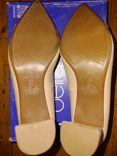 Zapatos de tacón beige Beira Rio con detalle dorado - miniatura 2