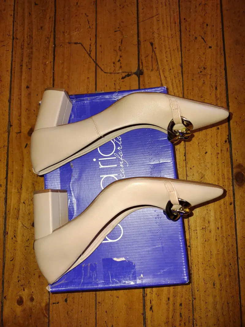 Zapatos de tacón beige Beira Rio con detalle dorado - 3