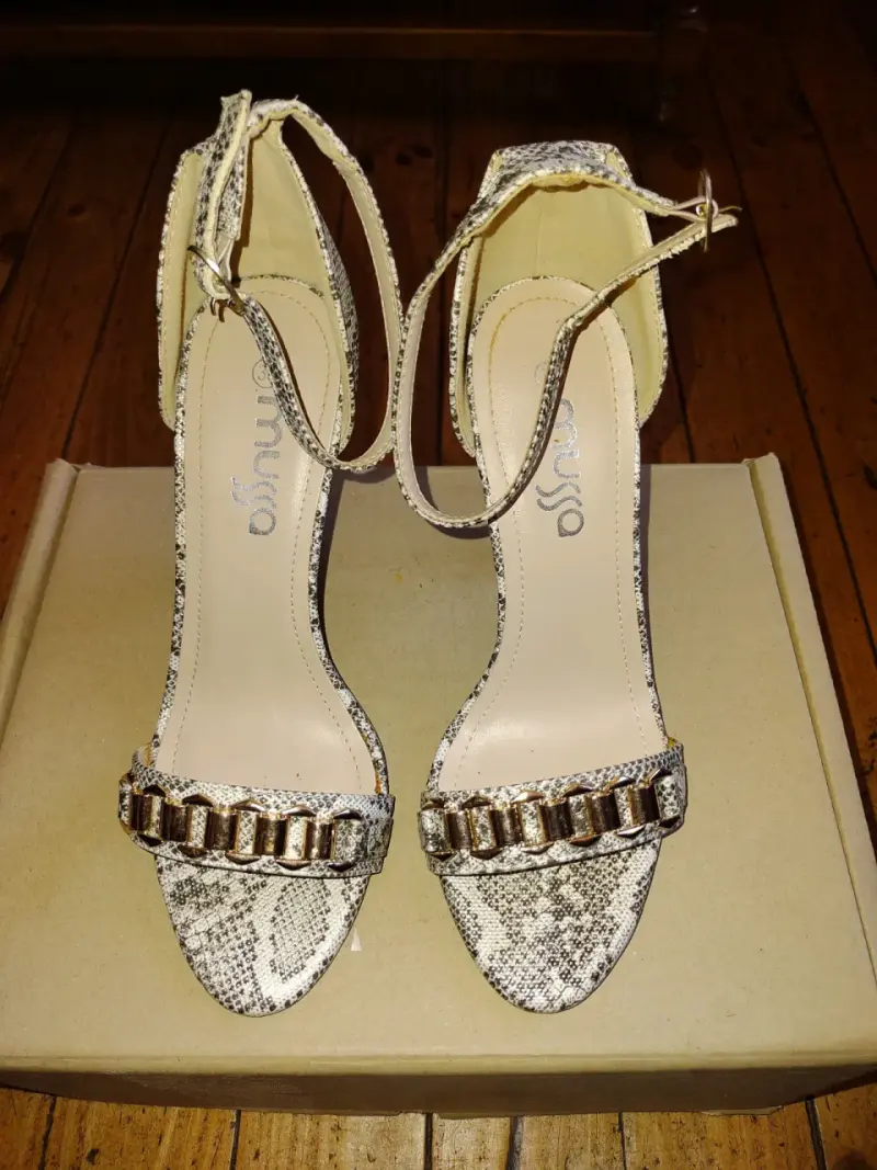 Sandalias de tacón alto con estampado de serpiente