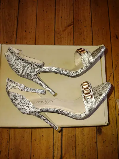 Sandalias de tacón alto con estampado de serpiente - miniatura 2