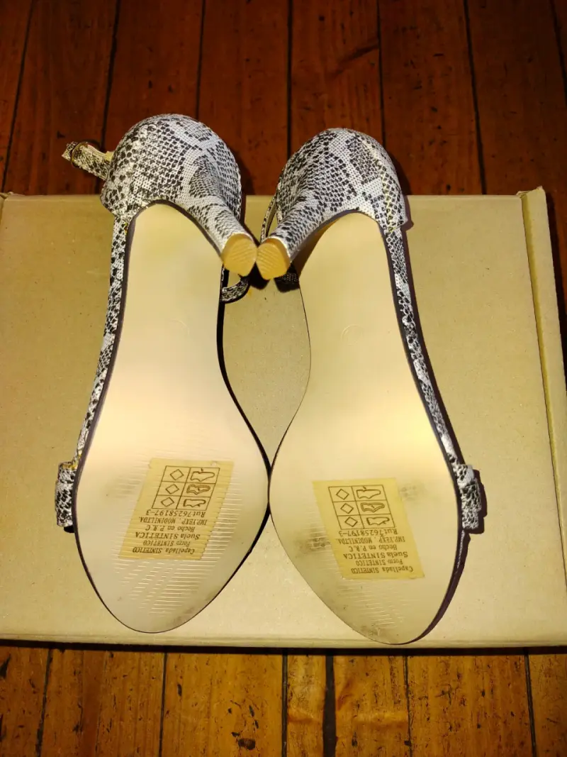 Sandalias de tacón alto con estampado de serpiente - 3