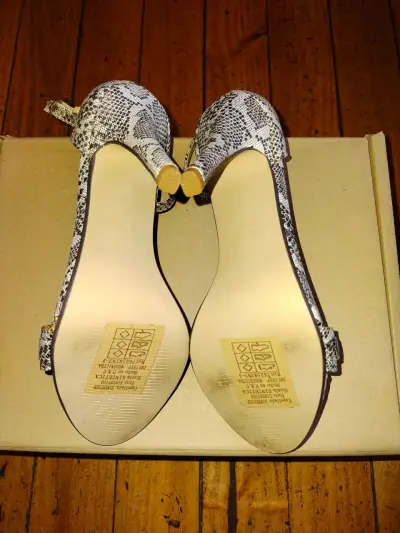 Sandalias de tacón alto con estampado de serpiente - miniatura 3
