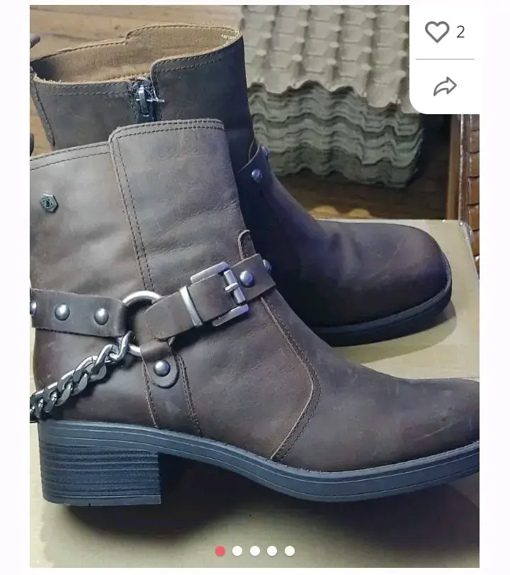 Botines de cuero marrón con cadena decorativa