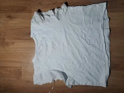 Blusa Blanca con Detalle de Encaje para Mujer - miniatura 1