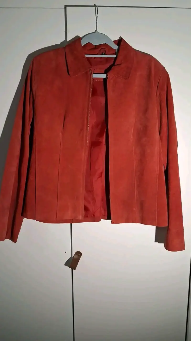 Chaqueta de gamuza roja para mujer