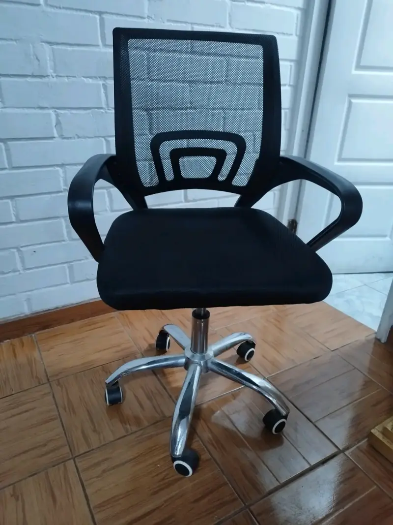 Silla de Oficina Ergonómica Negra con Ruedas