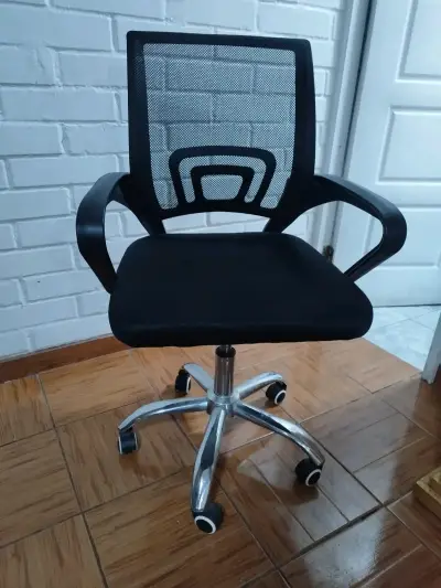 Silla de Oficina Ergonómica Negra con Ruedas - miniatura 1