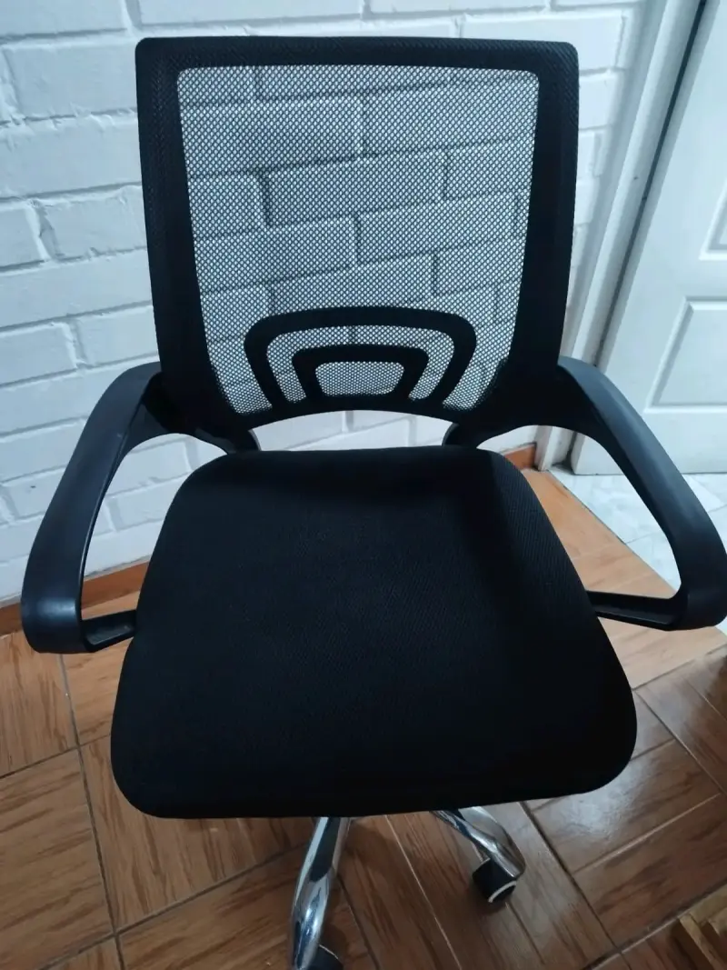 Silla de Oficina Ergonómica Negra con Ruedas - 2