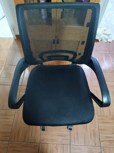 Silla de Oficina Ergonómica Negra con Ruedas - miniatura 3