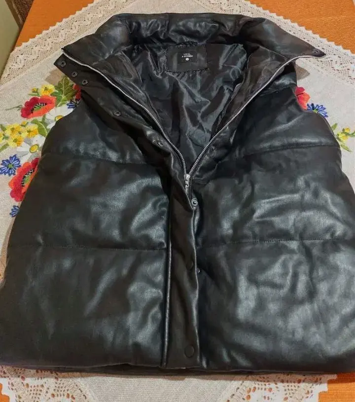Chaleco acolchado negro MNL x Corona