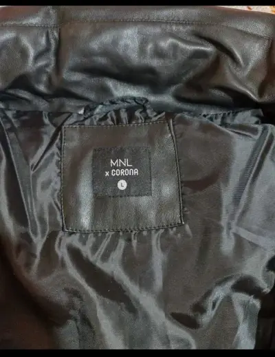 Chaleco acolchado negro MNL x Corona - miniatura 3