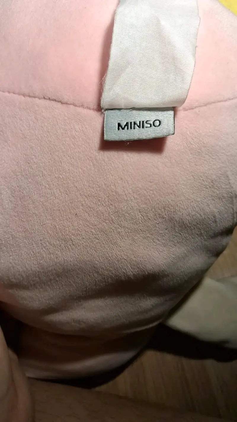 Peluche pingüino rosa con gorro de fiesta Miniso - 3