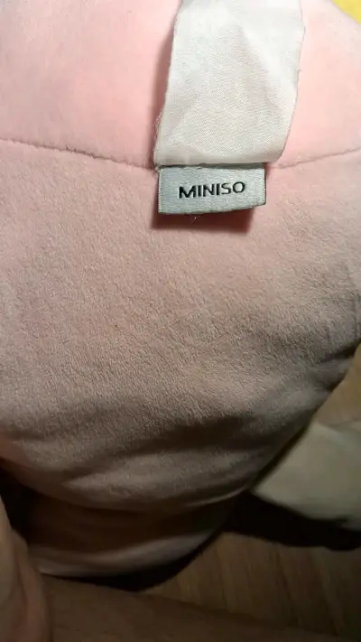 Peluche pingüino rosa con gorro de fiesta Miniso - miniatura 3