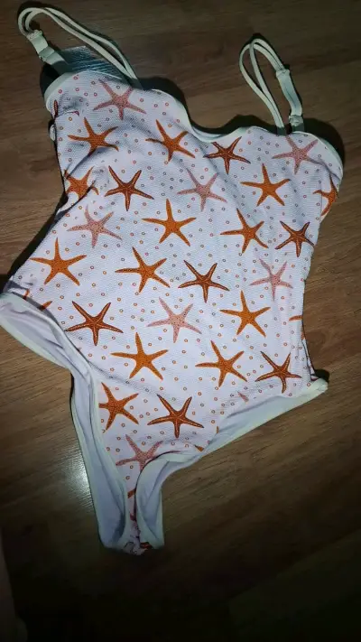 Traje de baño entero con diseño de estrellas de mar - miniatura 1