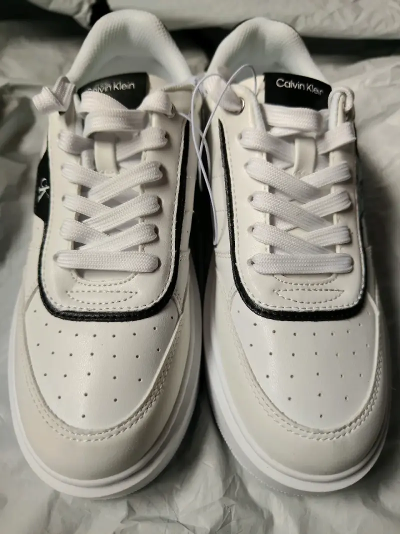 Zapatillas blancas Calvin Klein con detalles negros