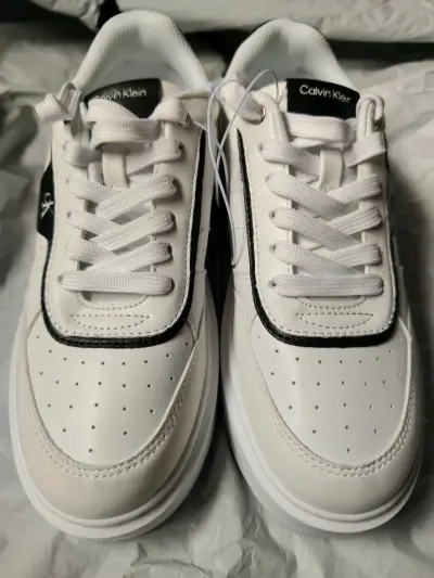 Zapatillas blancas Calvin Klein con detalles negros - miniatura 1
