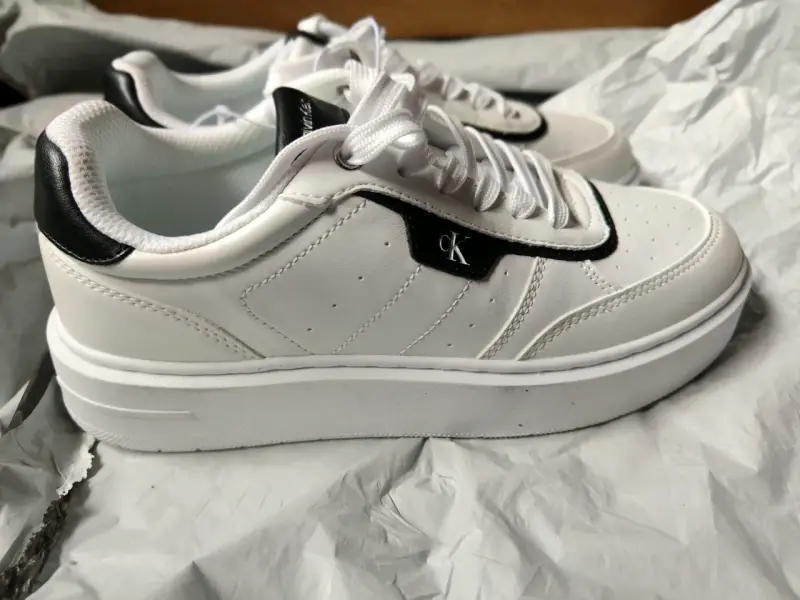 Zapatillas blancas Calvin Klein con detalles negros - 2
